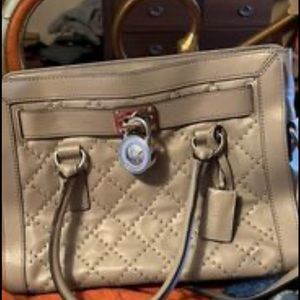 Micheal Kors purse kept in excellent condition!